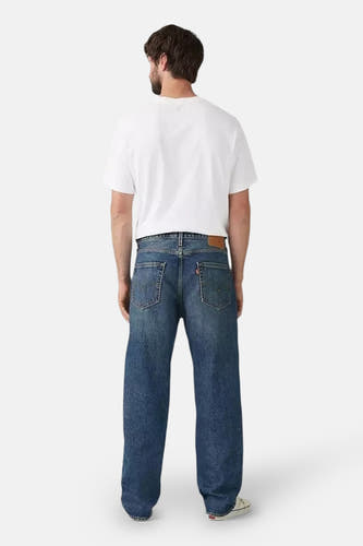 Jeans straight donkerblauwe denim van Levi's, gezien van achteren, met een wit T-shirt.