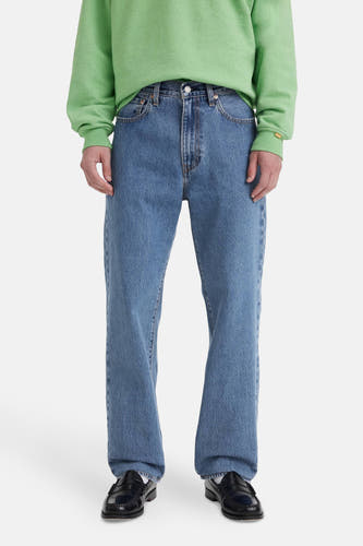 Jean droit en denim bleu moyen de Levi's®, style classique à cinq poches.