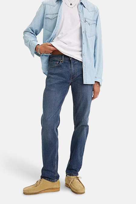 Blauwe tapered jeans van Levi's®, met een normale taille en beige schoenen.
