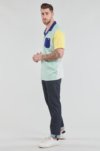 Jean tapered bleu foncé de Levi's, avec des poches rabattues et associé à des baskets blanches.