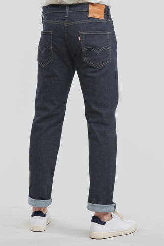 Donkerblauwe tapered jeans van Levi's, met rode merklabel en omgeslagen pijpen, gezien van achteren.

