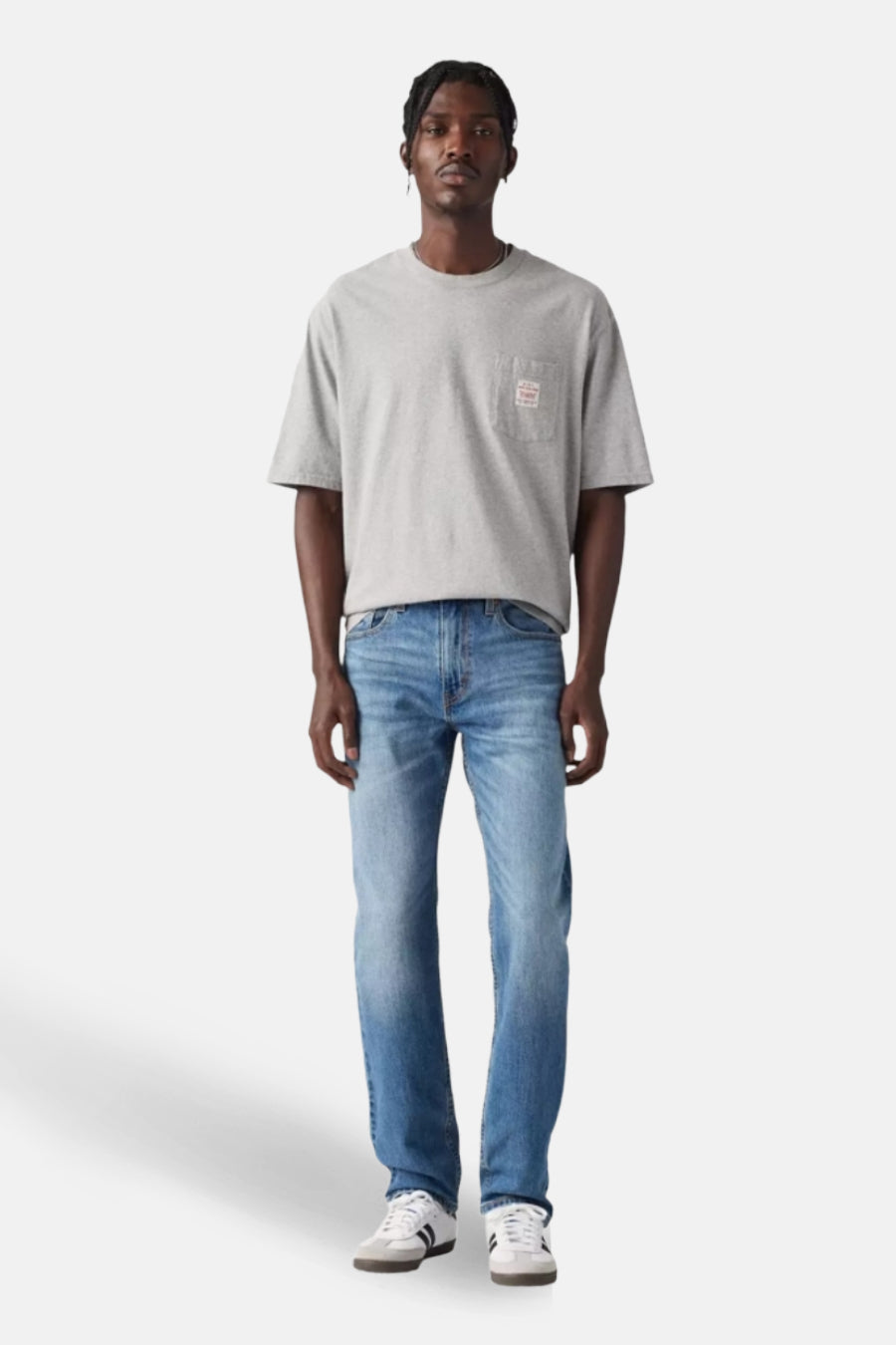 Boutons de Levi's® en jeans bleu denim en cours d'exécution, avec des boucles et des poches à l'arrière.