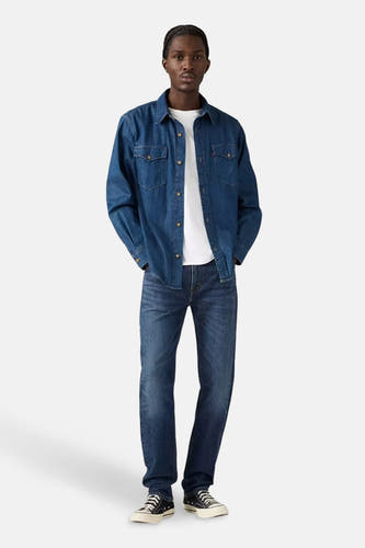 Jean tapered en denim bleu marine de Levi's, associé à un T-shirt blanc et des baskets noires.