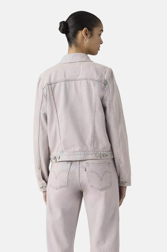 Lichtblauwe denim jeansjas van Levi's®, achterzijde met riemdetail en zakken, model in casual look