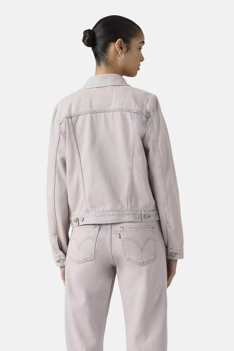 Lichtblauwe denim jeansjas van Levi's®, achterzijde met riemdetail en zakken, model in casual look