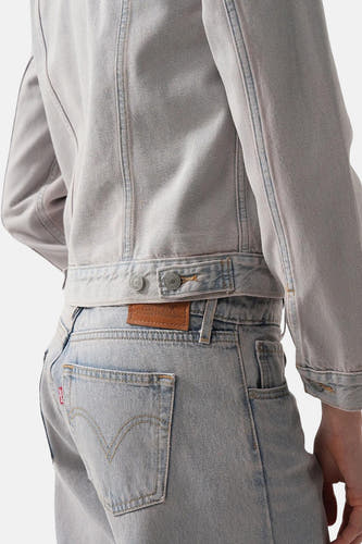 Veste en jean en denim bleu clair de Levi's®, vue rapprochée de dos avec détails du jean et de l'étiquette rouge.