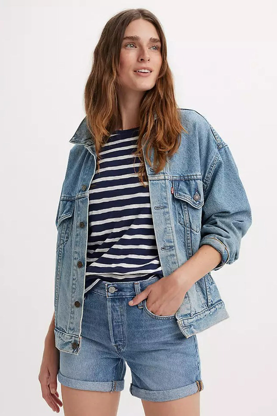 Short en denim Levi's, avec des poches à rabat et un détail de cuir subtil sur l'arrière.