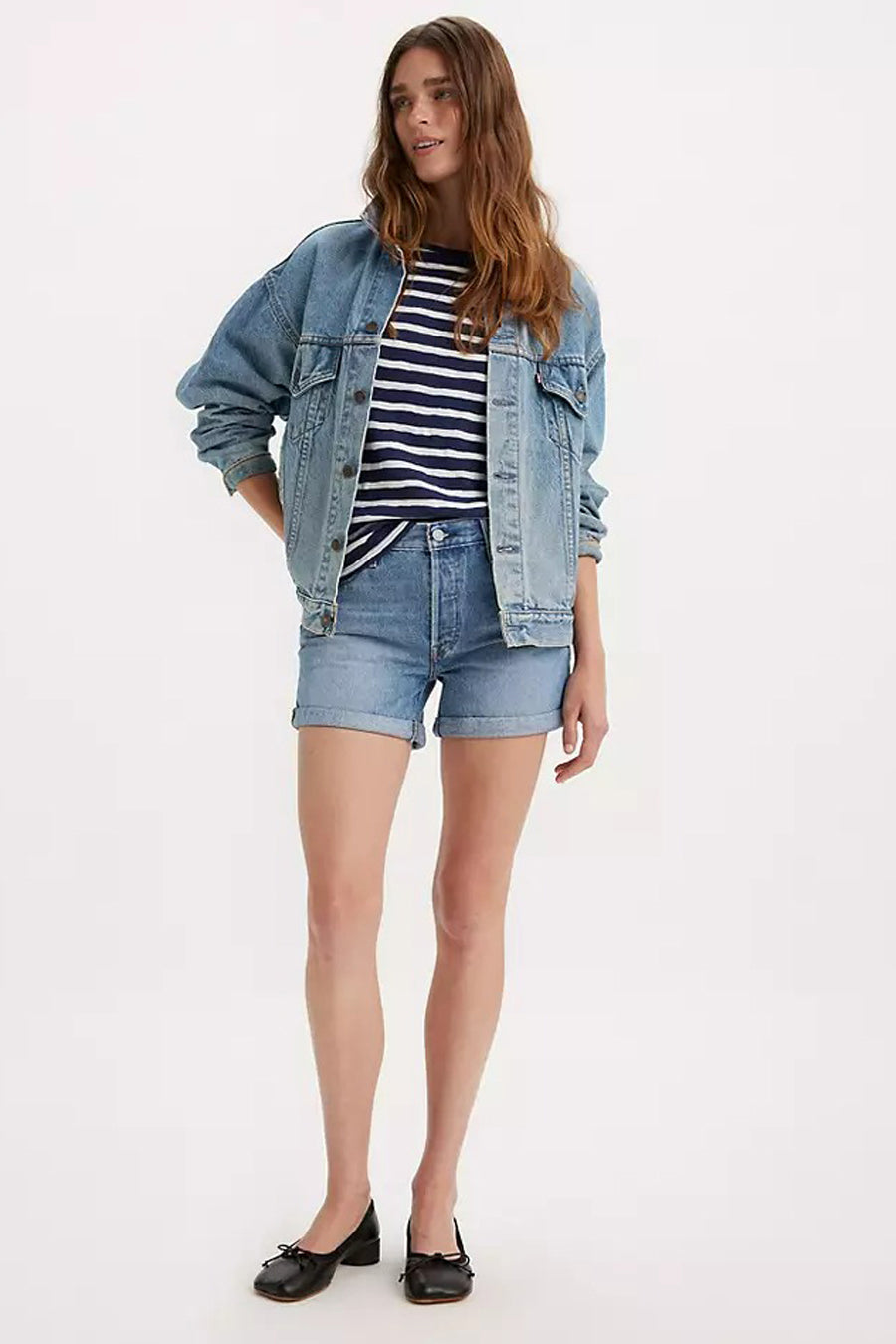 Short en denim de Levi's, associé à une chemise rayée et un blouson de cuir.