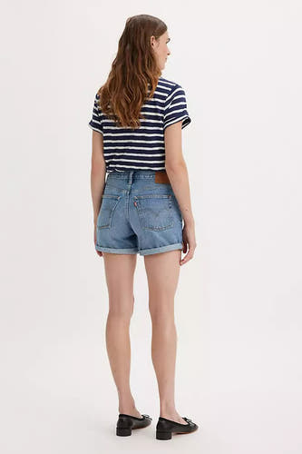 Denim short van Levi's, met omgeslagen pijpen en een subtiel leren detail op de achterkant.