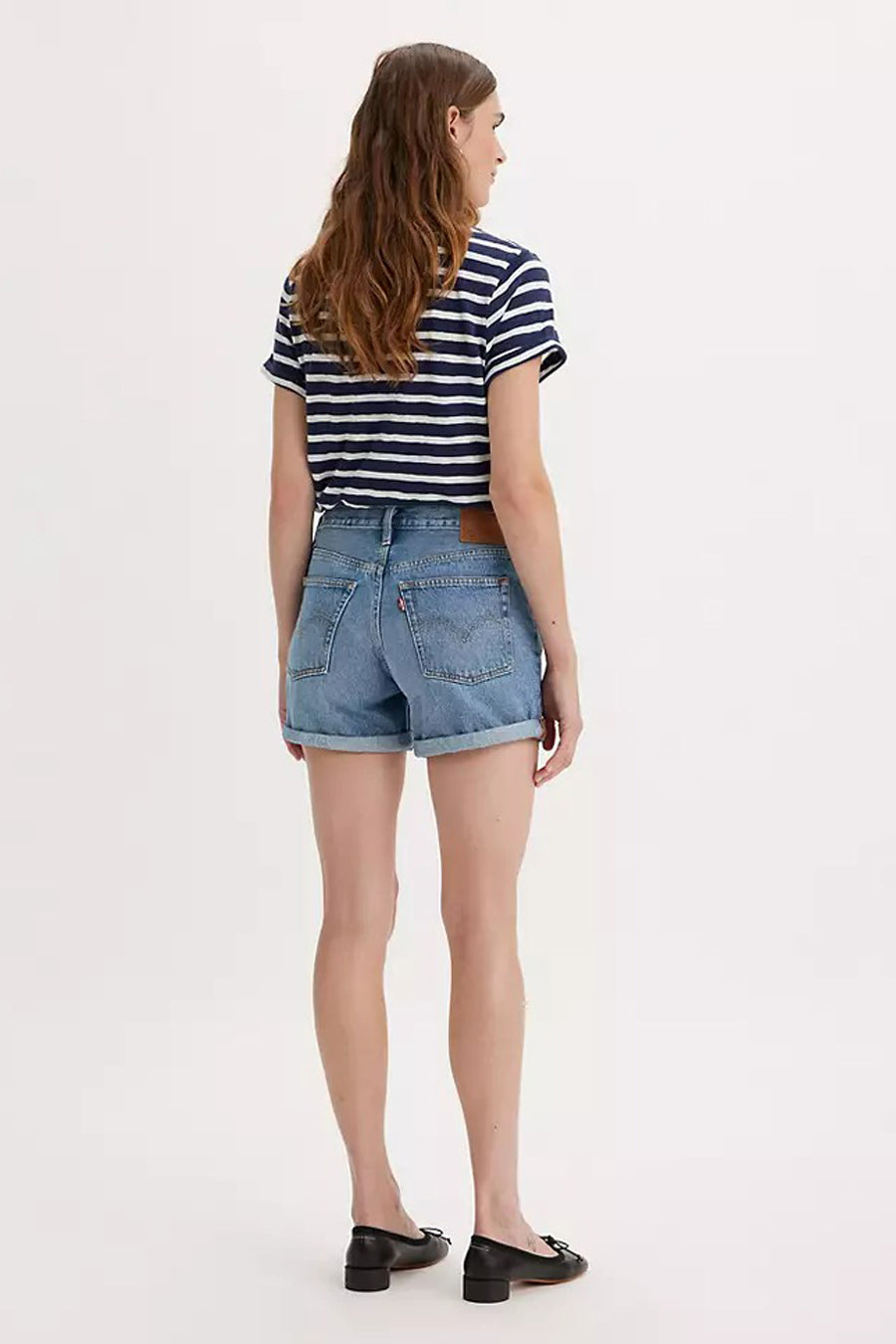 Denim short van Levi's, met omgeslagen pijpen en een subtiel leren detail op de achterkant.
