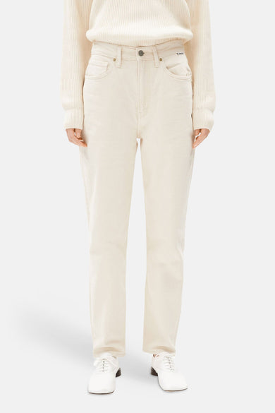 Jean mom blanc cassé d'ARMED ANGELS, combiné avec un pull de couleur crème et des chaussures blanches.