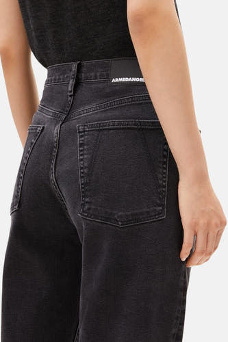 Jean mom en gris anthracite d'ARMEDANGEL, avec des poches arrière et une étiquette en cuir sur la ceinture.