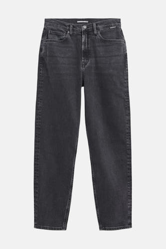 Jean mom en gris foncé d'ARMEDANGELS, avec des poches classiques et une coupe décontractée et confortable.
