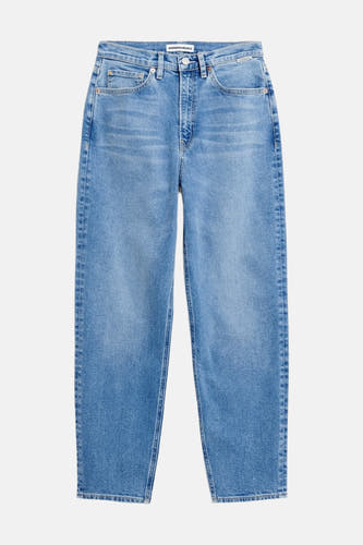 Jean mom bleu moyen d'ARMEDANGELS, avec un look denim classique et des jambes droites.