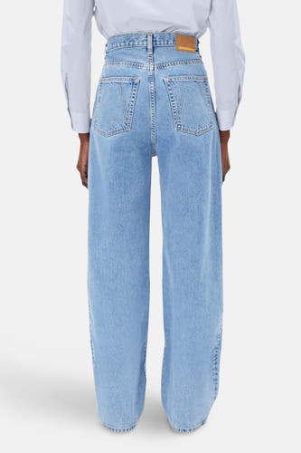 Jean wide bleu clair d'ARMED ANGELS avec cinq poches et passants de ceinture, vue arrière.