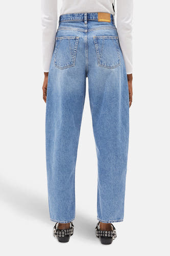 Jean denim bleu marine spécial fit d'ARMED ANGELS, porté avec un t-shirt blanc et des ballerines noires avec des détails argentés.