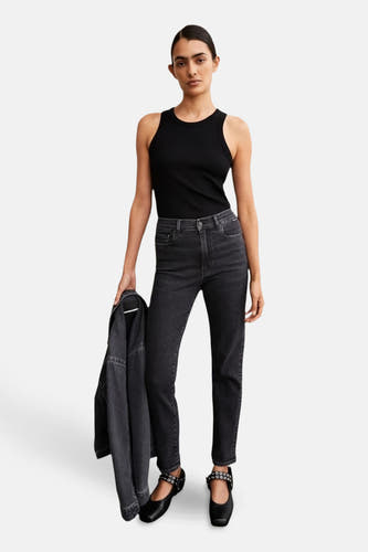 Jean droit gris anthracite LEJAANI d'ARMEDANGELS, avec un haut et une veste noirs.