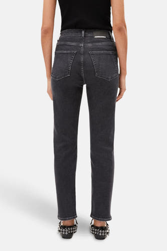 Jean droit gris anthracite d'ARMEDANGELS, vu de derrière, avec des poches arrière et une chemise noire.