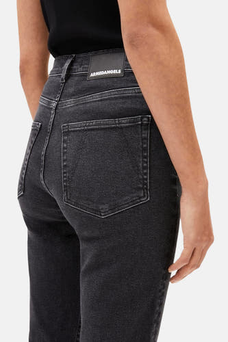 Jean droit gris anthracite d'ARMEDANGELS, avec une poche arrière et un étiquette noire sur la ceinture.