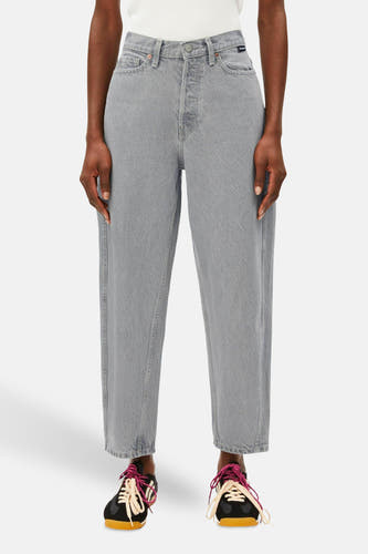 Jean en denim gris clair à coupe spéciale d'Armed Angels, avec fermeture à boutons et jambes raccourcies.