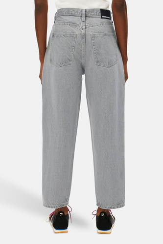 Jean en denim gris clair d'ARMEDANGELS, avec poches latérales et une étiquette de marque à l'arrière.