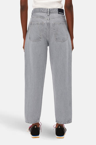 Jean en denim gris clair coupe spéciale d'ARMEDANGELS, avec poches arrière en forme de V et baskets basses.