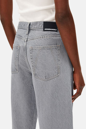 Jean en denim gris clair d'ARMEDANGELS, avec poches arrière et une étiquette de marque noire sur la ceinture.