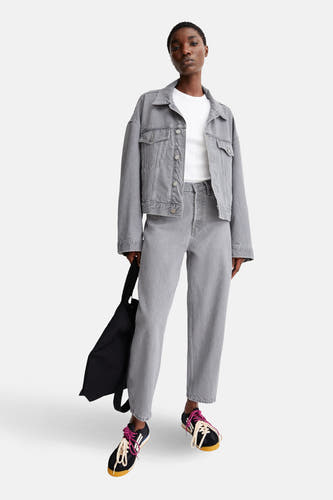 Jean en denim gris clair coupe spéciale d'ARMED ANGELS, combiné avec un haut blanc et une veste en jean grise.