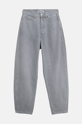 Jean en denim gris clair coupe spéciale d'ARMED ANGELS, avec une coupe différente.