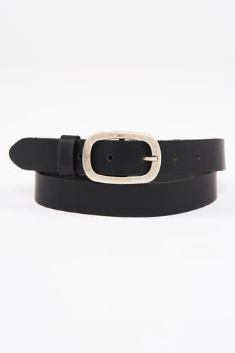 Ceinture noire de Legend, avec boucle et passants argentés.