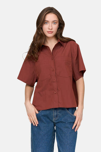 T-shirt rouge à manches courtes de 24 colours gmbh, avec col boutonné et poches, associé à un jean bleu.