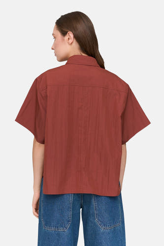T-shirt rouge à manches courtes de 24 colours gmbh, vu de dos, associé à un pantalon bleu.