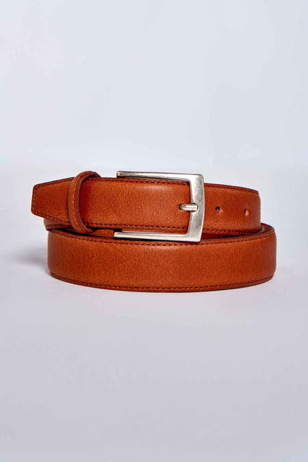 Ceinture brune de Petrol Industries avec boucle argentée, en position roulée.