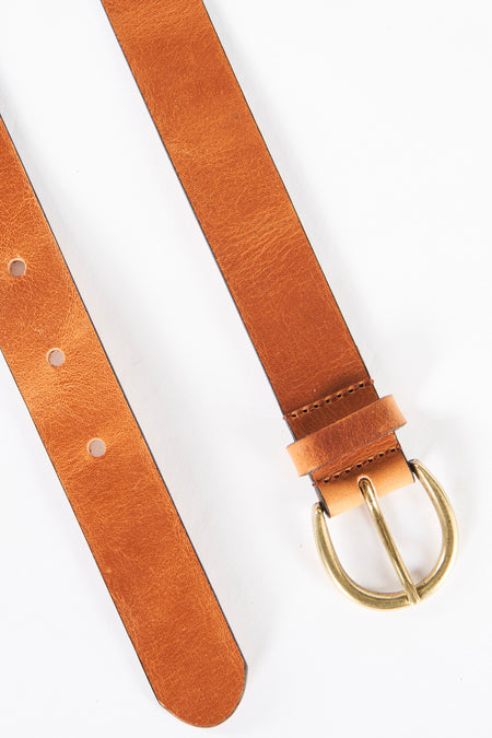 Ceinture marron de Legend avec une boucle dorée et des coutures visibles, posée sur un fond blanc.