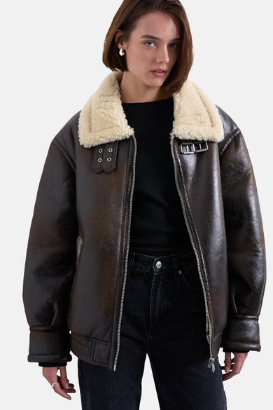 Manteau court brun de TOPSHOP, avec un col en fourrure imitation crème, vu de derrière.