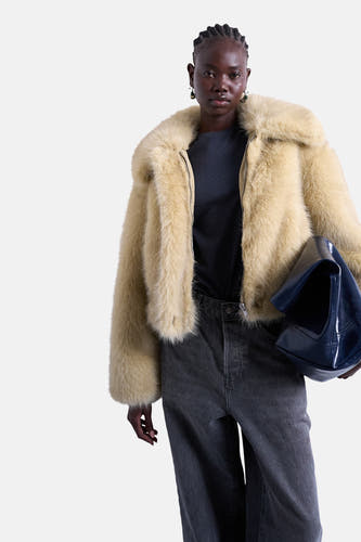 Manteau court bleu de TOPSHOP, avec une grande capuche et un tissu lisse.