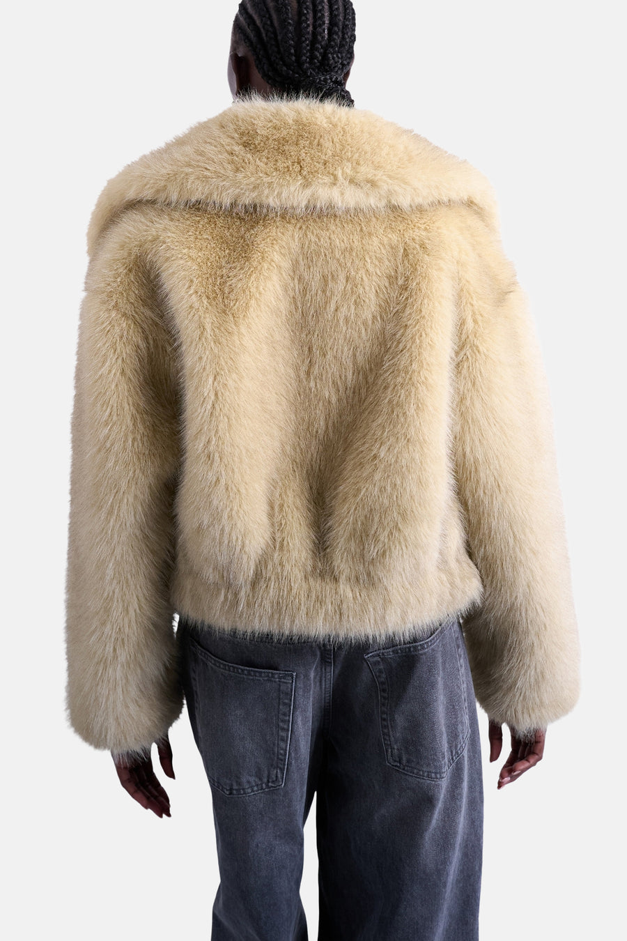 Gele korte jas van TOPSHOP, gezien van achteren, met een zachte, harige textuur en gedragen over een donkere jeans.
