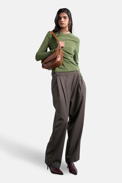 T-shirt vert avec manches longues de TOPSHOP, associé à un pantalon marron et des chaussures coordonnées, avec une sacoche marron.
