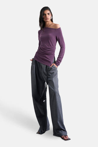 T-shirt parme à manches longues de TOPSHOP, avec détail drapé sur le ventre et pantalon gris large.