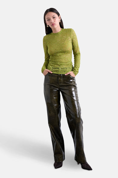 T-shirt vert avec manches longues de TOPSHOP, à imprimé floral et porté avec un pantalon en cuir.