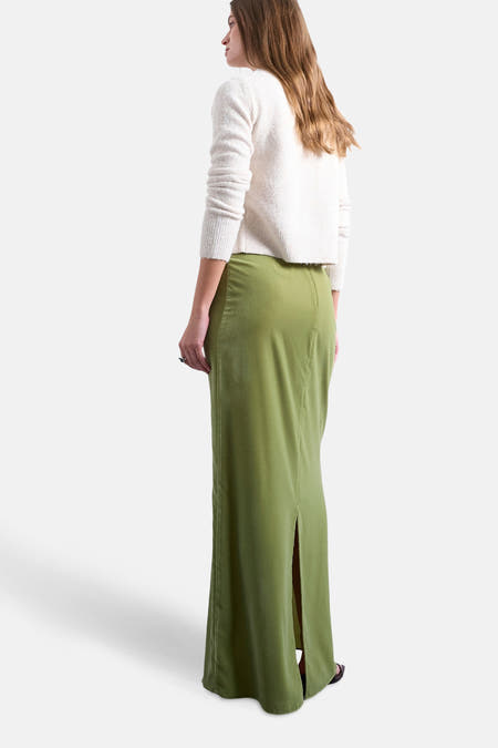 Robe verte de TOPSHOP, avec une fente à l'arrière et la chaussure visible.