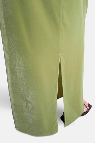 Groene rok van TOPSHOP, met een split aan de achterkant en de voet in een sandaal zichtbaar.
