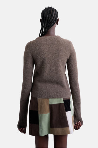 Veste brune de TOPSHOP, avec des manches longues et portée avec une jupe patchwork.