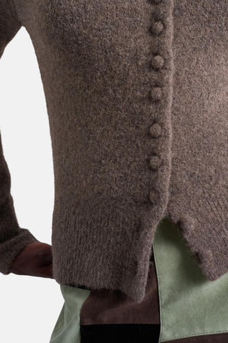 Blouse brune à longues manches de Terra di Siena, réalisée en fine toile de fleurs.