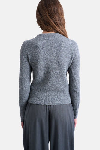 Cardigan gris de TOPSHOP, avec des manches longues et une fine structure en bretelles, porté avec un pantalon gris.