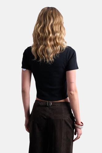 T-shirt noir à manches courtes de TOPSHOP, vu de derrière, associé à une jupe marron.