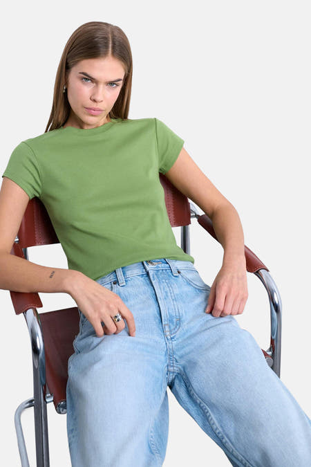 T-shirt vert à manches courtes TOPSHOP, dos, combiné avec un jean bleu.