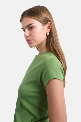 T-shirt vert à manches courtes TOPSHOP, avec un design minimaliste et une texture lisse, porté par un mannequin.