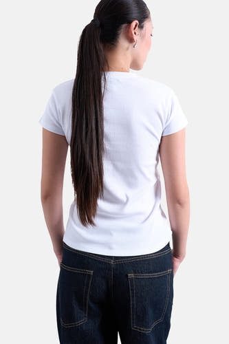 T-shirt blanc à manches courtes de TOPSHOP, vu de l'arrière, porté avec un jean bleu marine.