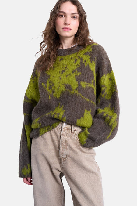 Sweat-shirt multicolore avec col rond de TOPSHOP, doté d'un motif feuille flou et porté avec des jeans beige.